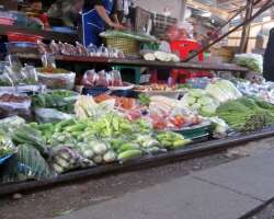 In this market, you can buy many things like fruits, vegetables, seafood, meat, Thai sweets and drinks. So it is like a treat that you can click amazi
